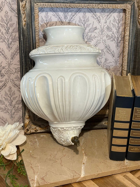 Hanging wall water fountain