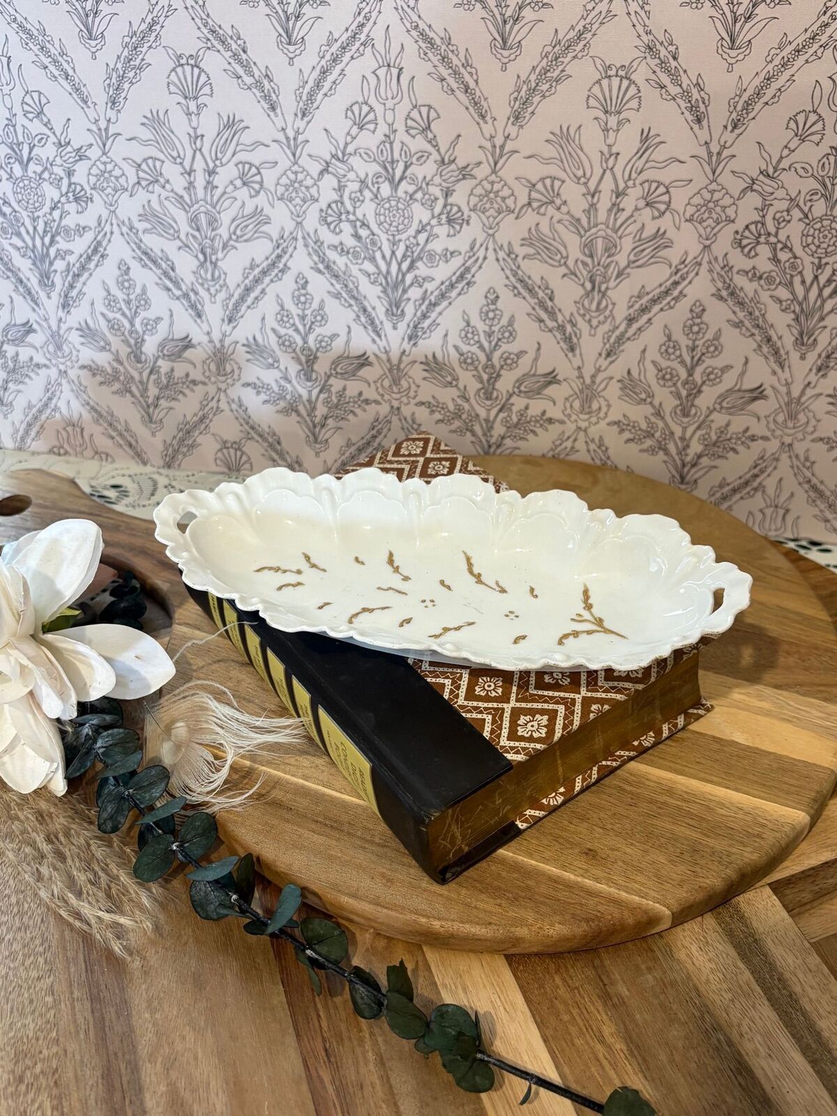 White & gilded scalloped trinket dish