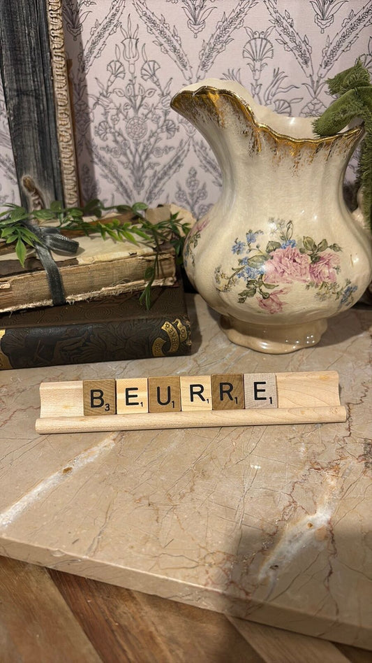 Scrabble tiles and stand “beurre”